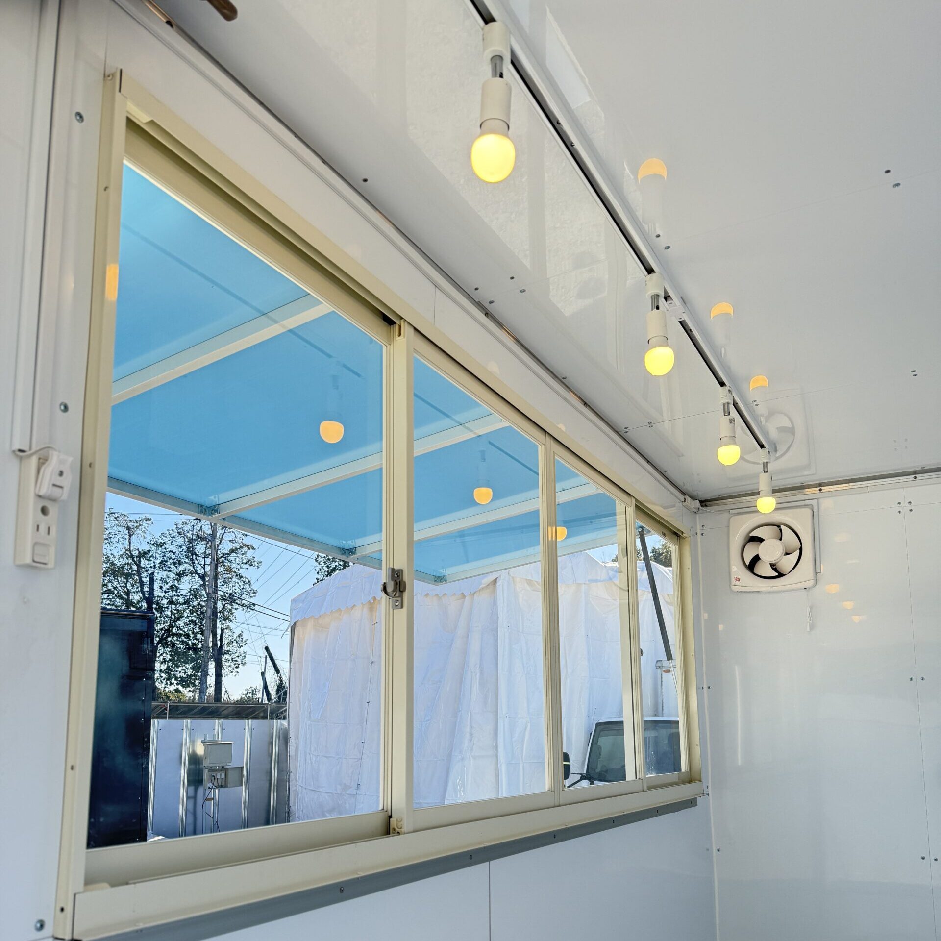 【1.5トンベース】1日100万売り上げを叶えた キッチンカー製作事例